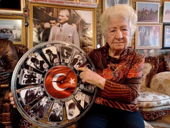 Almanya'dan emekli olduktan sonra 1985 yılında memleketi Edirne'ye dönen 2 çocuk annesi Mukaddes Kokeralp Çırak, yıllardır topladığı Atatürk fotoğraflarını, Çavuşbey Mahallesi'ndeki evinin duvarlarına asmaya başladı. - Sputnik Türkiye