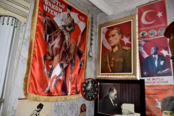 Evindeki Atatürk fotoğrafları ve eşyaların kendisi öldükten sonra müzede sergilenmesini isteyen Mukaddes Kokeralp Çırak, 1986'nın başından beri bütün her yeri gezdim, Atatürk resmi topladım, duvarlara dizdim. Yani 36 yıldır Atatürk resmi topluyorum. Ben babadan nasıl yetiştiysem torunların için bunları hazırlıyorum. Atatürk'e dair ne bulduysam aldım ve okullara da dağıtıyorum. Çok var, sayısı belli değil. Atatürk için canımı feda ederim. Atatürk'e ufak bir şey geldiği zaman dayanamıyorum, ona çok üzülüyorum. Derler ki anne baba anılır; onların resimleri odada ama Atatürk'ün resimleri her yerde. Atatürk'ü çok severim. Şu anda evim müze gibi. İleride bunları bırakmayı düşünüyorum ama kime güveneyim? Tek amacım, çocuklarım da benim gibi Atatürk'e bağlı olsunlar. Ben isterim ki benim sürdürdüğümü, bir başkası da eserlerini sergilesin. Herkes Atatürk'ün ne olduğunu bilsin. Ben öldükten sonra bu eserlerin müzede sergilenmesini istiyorum dedi. - Sputnik Türkiye