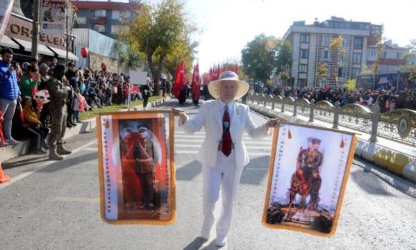 Edirne'de düzenlenen tüm milli bayramlarda ellerinde Atatürk ve Türk bayrağı taşıyarak yürüyen Mukaddes Kokeralp Çırak, törenlerde büyük ilgi görüyor. - Sputnik Türkiye
