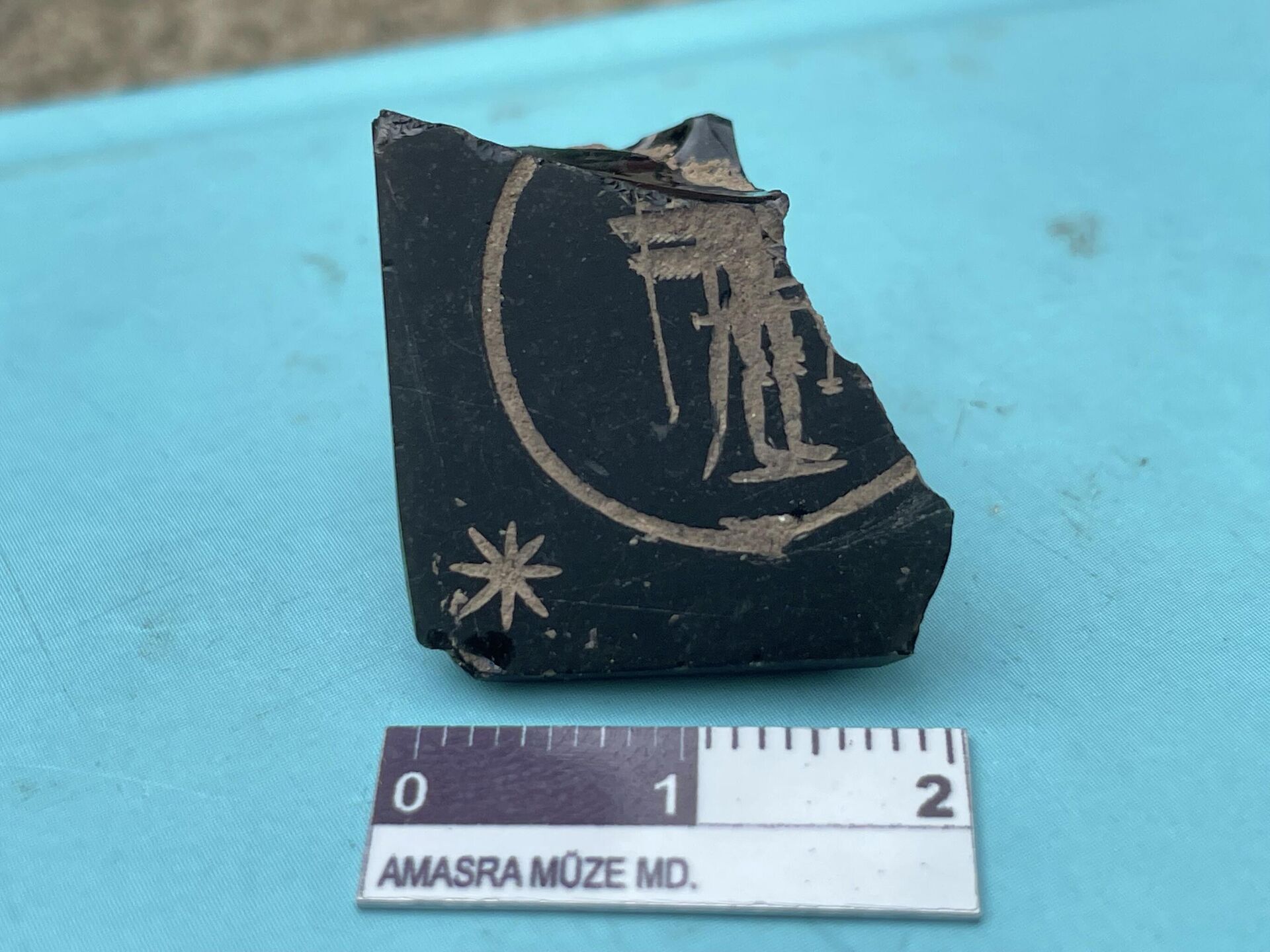 Amastris Antik Kenti kurtarma kazıları sırasında üzerinde kazıma çizgiler yer alan piramidal formda taş amulet (tılsımlı olduğuna inanılan nesne) bulundu. - Sputnik Türkiye, 1920, 09.11.2022