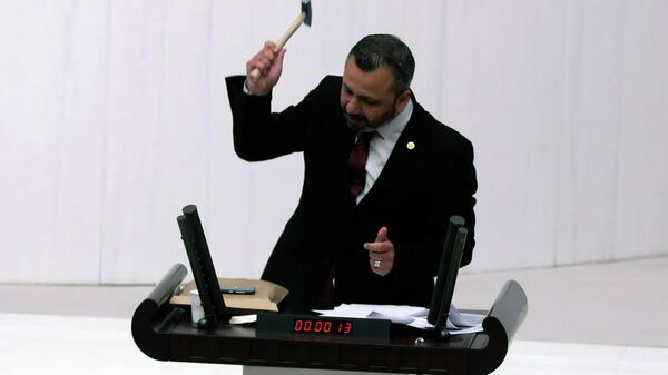 CHP Muğla Milletvekili Burak Erbay TBMM Genel Kurulu'nda çekiçle cep telefonunu kırdı - Sputnik Türkiye