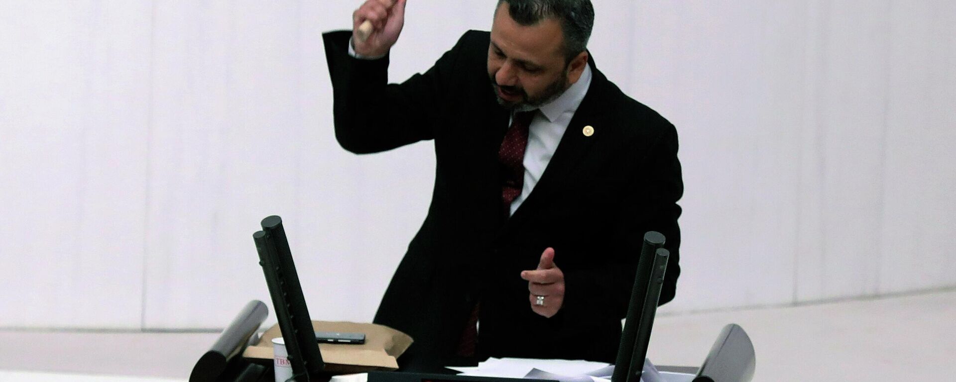 CHP Muğla Milletvekili Burak Erbay TBMM Genel Kurulu'nda çekiçle cep telefonunu kırdı - Sputnik Türkiye, 1920, 13.10.2022