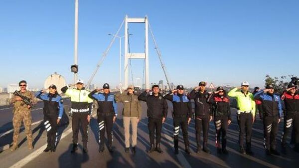 15 Temmuz Şehitler Köprüsü'nde Atatürk'e saygı duruşu - Sputnik Türkiye