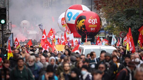 Fransa'da başta Paris ve civarındaki toplu taşıma çalışanları ile ülkenin en büyük işçi sendikası CGT maaş artışı talebiyle grev düzenliyor. - Sputnik Türkiye