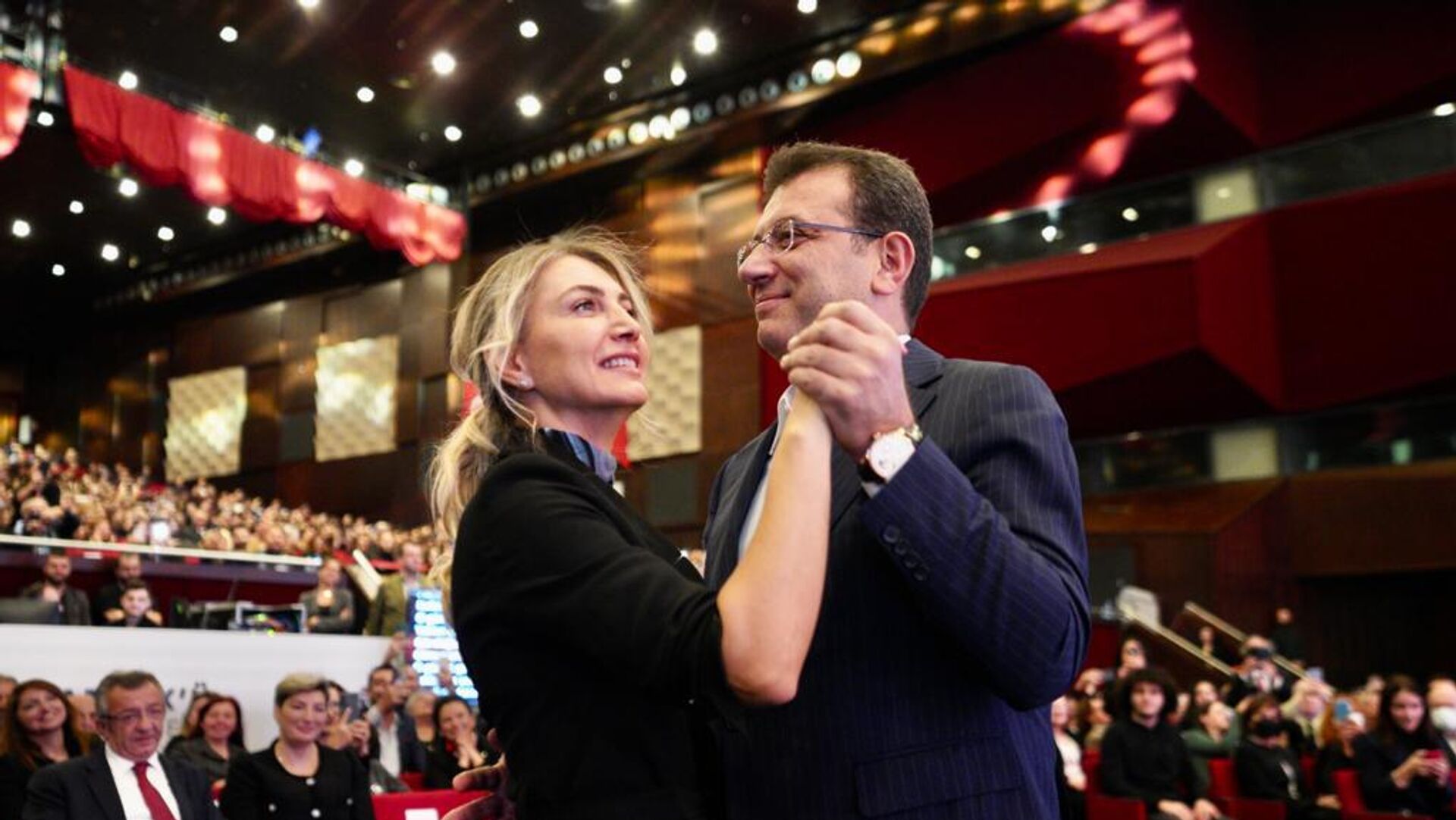 İmamoğlu, Atatürk'ü anma etkinliğinde eşini dansa kaldırdı - Sputnik Türkiye, 1920, 11.11.2022