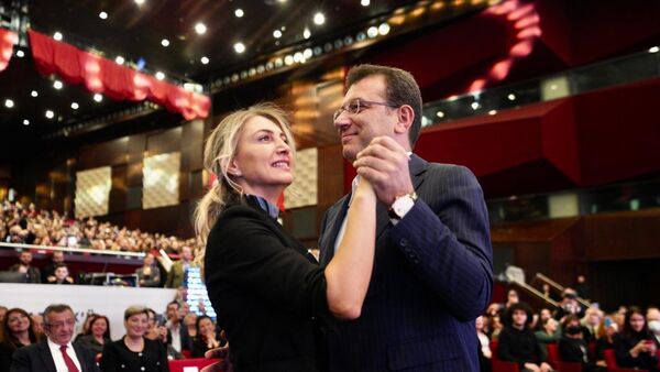 İmamoğlu, Atatürk'ü anma etkinliğinde eşini dansa kaldırdı - Sputnik Türkiye