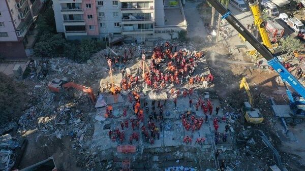 İzmir depreminde yıkılan Rıza Bey Apartmanı - Sputnik Türkiye