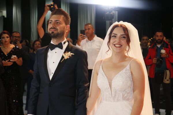 Adana Büyükşehir Belediyesi Başkanı Zeydan Karalar’ın oğlunun düğüne katılan CHP Genel Başkanı Kemal Kılıçdaroğlu ve İYİ Parti Genel Başkanı Meral Akşener nikah şahitliği yaptı.  - Sputnik Türkiye