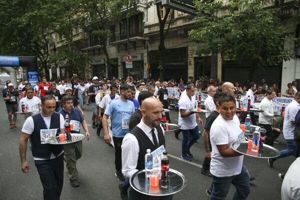 Arjantin'de garsonlar yarıştı: En hızlıyı belirlemek için tepsilerle bir kilometre yürüdüler - Sputnik Türkiye