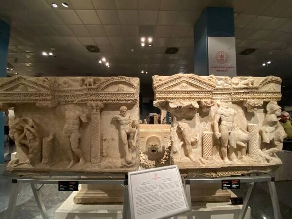 9 parçadan oluştan 6 eser Antalya Müze Müdürlüğünde gerçekleştirilen törenin ardından tanıtıldı. Roma İmparatoru Lucius Verus’un insan boyutundaki bronz heykeli ve Antalya’daki Perge Antik Kenti’nden Roma Dönemi’ne ait dört parçadan oluşan sütunlu lahit boyut anlamında en çok dikkat çeken iki eser oldu. Verus’un heykelinin ise, günümüze ulaşabilen insan boyutundaki nadir bronz heykellerden biri olduğu belirtildi. - Sputnik Türkiye