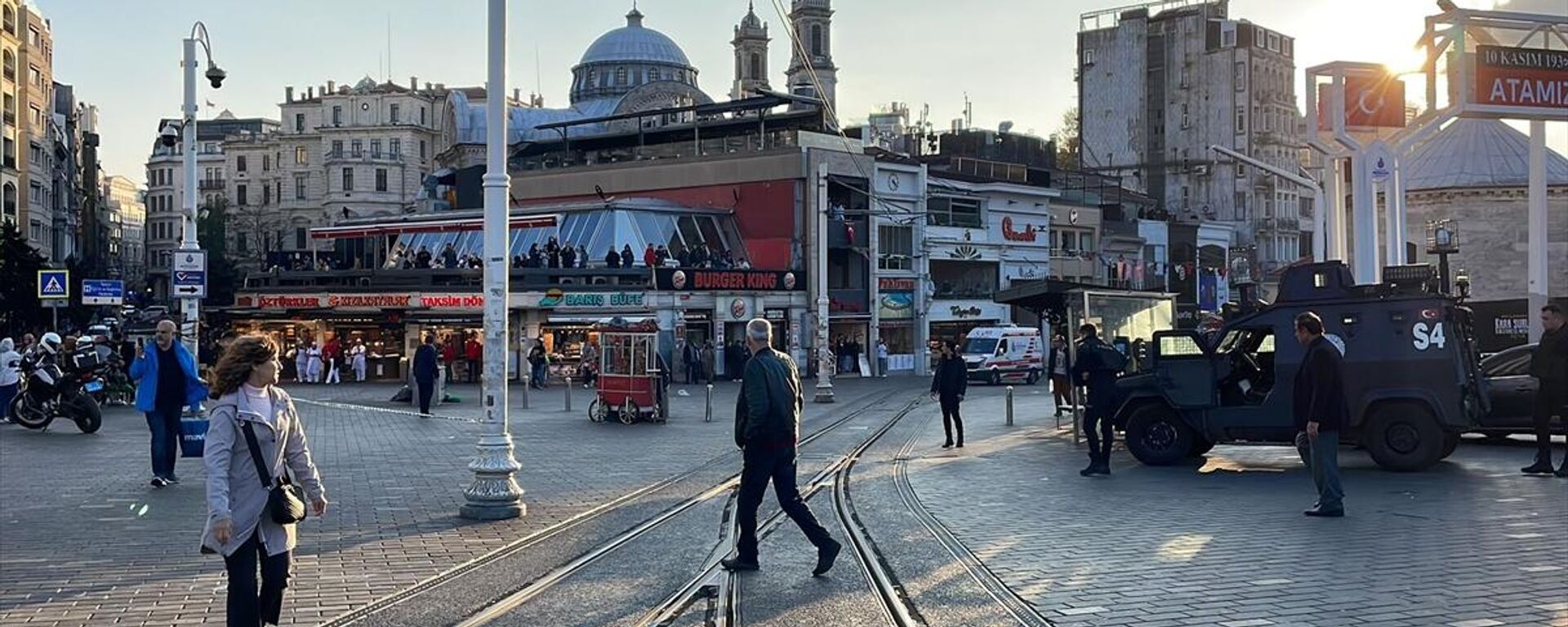 Dün meydana gelen patlamanın ardından kapatılan Beyoğlu İstiklal Caddesi yeniden yaya trafiğine açıldı. - Sputnik Türkiye, 1920, 19.11.2022