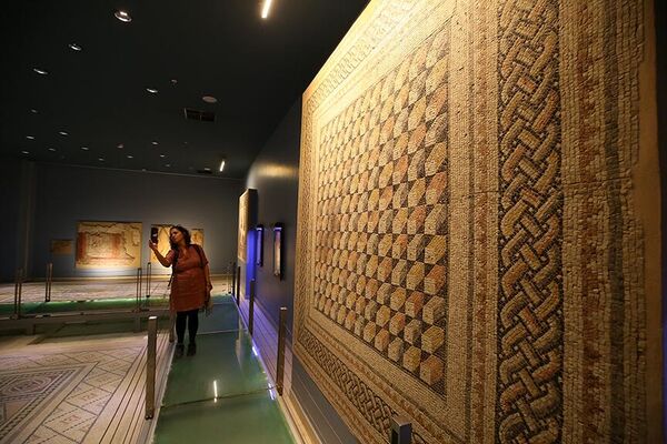 Zeugma Mozaik Müzesi ziyaretçi sayısında zirve: 'Gece açık olması sayıyı artırdı' - Sputnik Türkiye