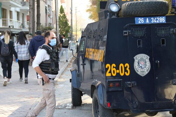 Sağlık kontrolünden geçirilmek üzere Eskişehir Yunus Emre Devlet Hastanesine sevk edilen şüpheli, akabinde sorgusu için emniyete götürüldü. Olayla ilgili soruşturma başlatıldı. - Sputnik Türkiye