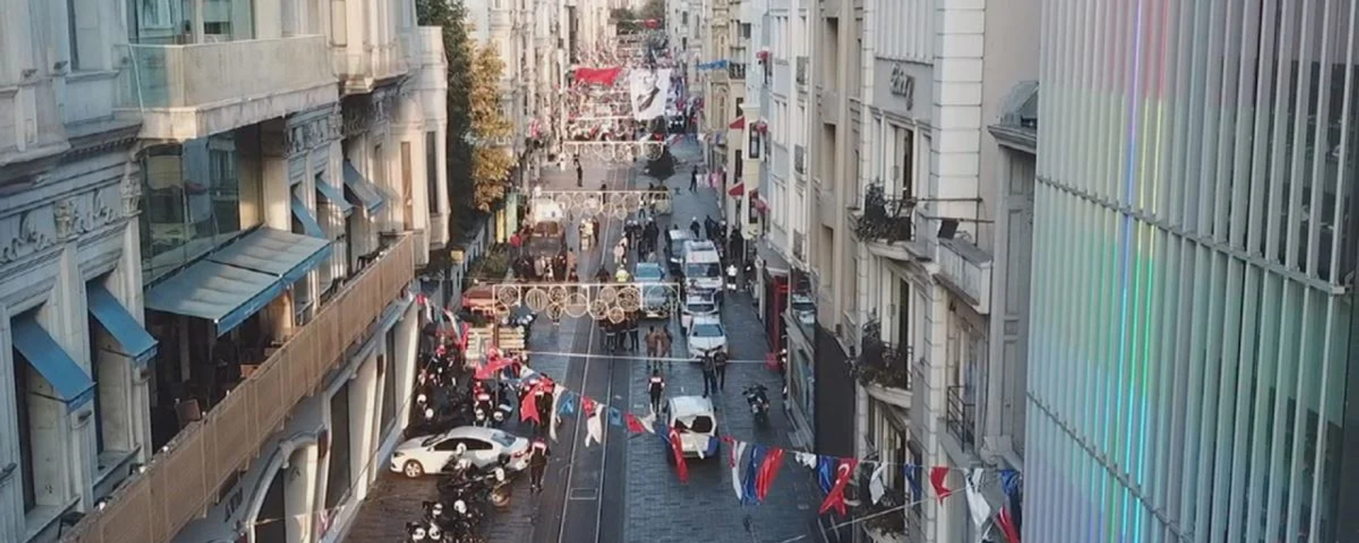 Beyoğlu İstiklal Caddesi'ndeki saldırıya ilişkin gözaltına alınanların sayısı 48'e yükselirken, Suriye uyruklu şüpheli Ahlam Albashır'ın kaldığı evde yapılan aramada 3 bin 800 dolar, 5 bin euro ve 10 bin lira ile ziynet eşyası ele geçirildi. - Sputnik Türkiye, 1920, 14.11.2022