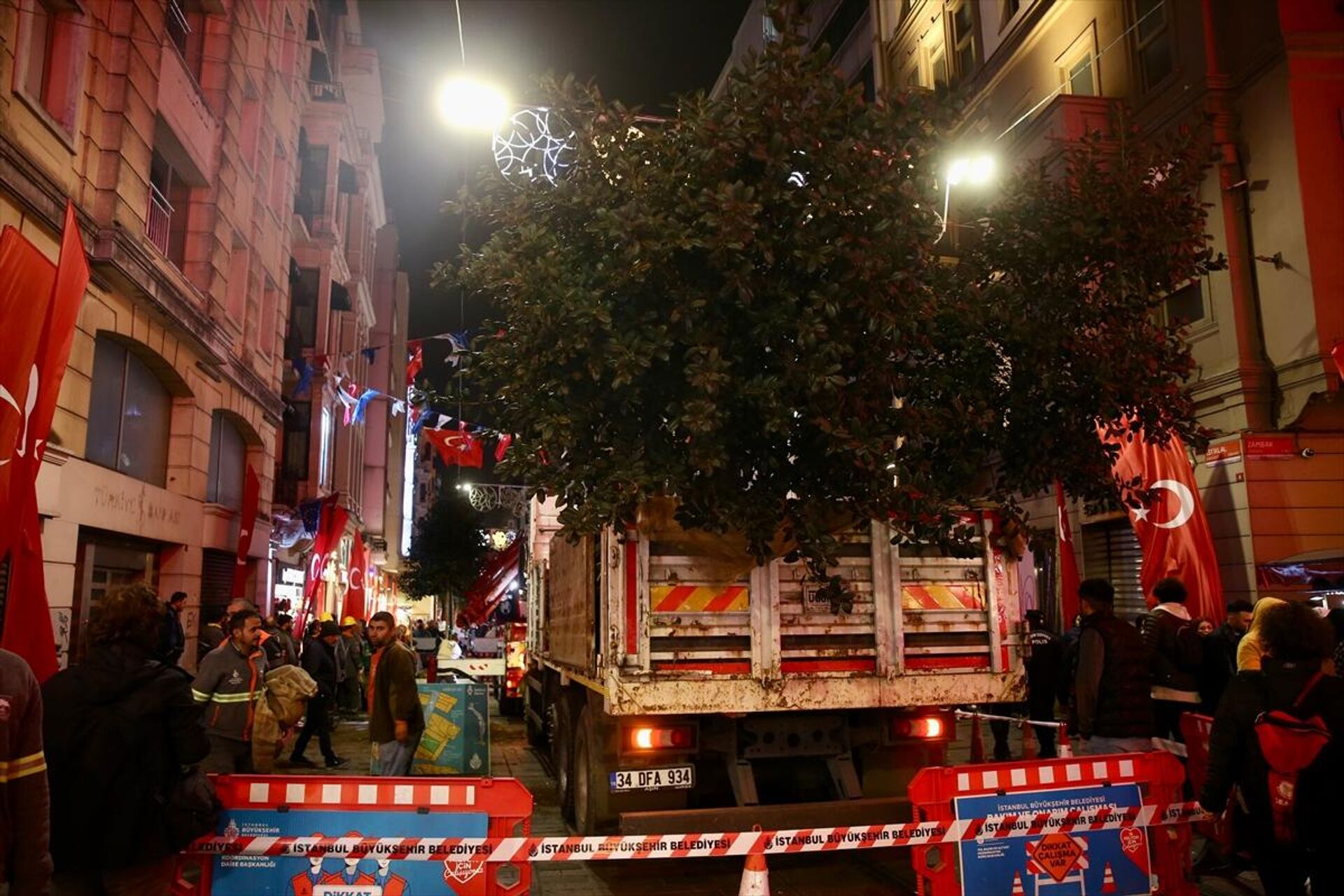 İstiklal Caddesi geçici olarak yaya trafiğine kapatıldı - Sputnik Türkiye, 1920, 14.11.2022