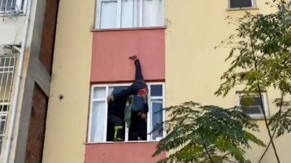 Anahtarını unuttuğu dairesine çatıdan halatla sarktı, asılı kaldı - Sputnik Türkiye