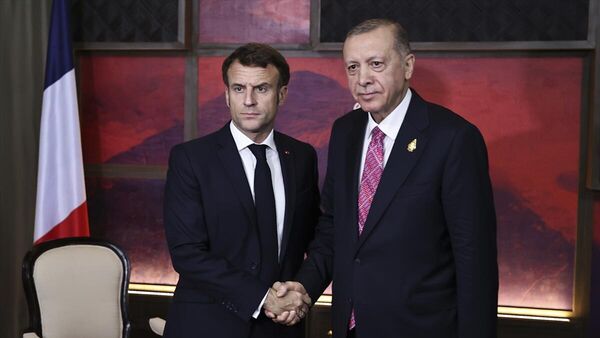 Bu yıl Endonezya'nın başkanlığını yürüttüğü G20'nin Liderler Zirvesi, Birlikte Toparlanma Daha Güçlü Toparlanma ana temasıyla Bali'nin güneyinde yer alan Nusa Dua Yarımadası'nda düzenlendi. Cumhurbaşkanı Recep Tayyip Erdoğan, zirvede Fransa Cumhurbaşkanı Emmanuel Macron ile bir araya geldi. - Sputnik Türkiye