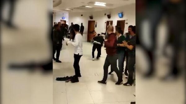 Şanlıurfa'da hastanede kavga: Gruplar birbirine serum takılan demir çubuklarla saldırdı - Sputnik Türkiye