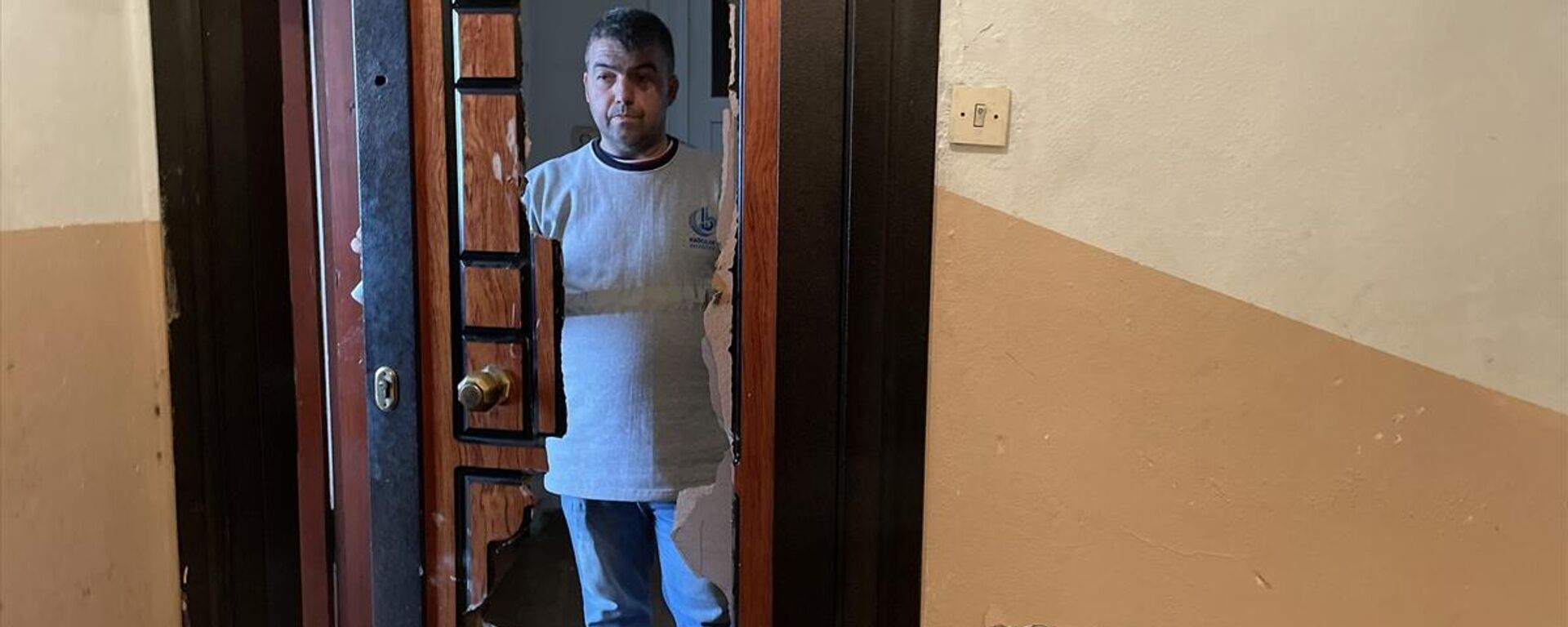  İstanbul Bağcılar'da bir kişi, kira konusunda anlaşmazlık yaşadığı ev sahibi tarafından evinin duvar ve kapısının balyozla kırıldığını belirterek, şikayette bulundu. - Sputnik Türkiye, 1920, 19.11.2022