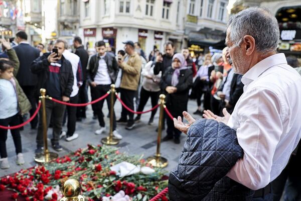 İstanbul Erzurum Dernekleri Federasyonu Genel Başkanı Ahmet Yanık, alanda yaptığı açıklamada, &quot;Burada bu menfur saldırıyı planlayanlar her ne mesaj vermek istiyorsa, bilsinler ki Türkiye Cumhuriyeti Devleti çok büyüktür ve yüce Türk milleti, onun arkasında dimdik sağlam durur. Onlar da nasıl alıyorlarsa bu mesajı öyle alsınlar&quot; ifadelerini kullandı. - Sputnik Türkiye