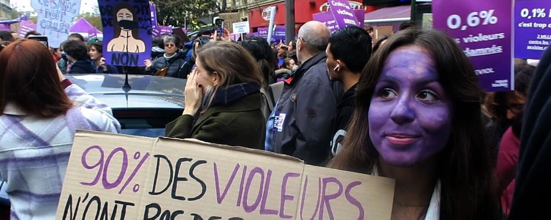 Fransa'nın başkenti Paris'te binlerce kadın, kadına karşı şiddeti ve kadın cinayetlerini kınamak için düzenledikleri protestoda, hükümetten saldırganlar için 'çerçeve yasa' talep etti. - Sputnik Türkiye, 1920, 19.11.2022