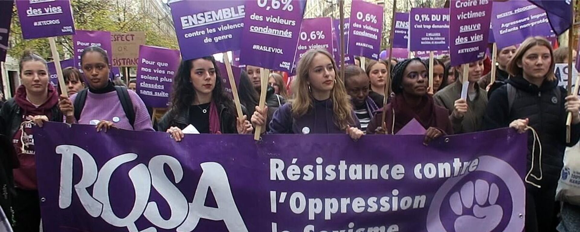 Göstericiler, Nation Meydanı’na kadar ellerinde cinsel ayrımcılığı ve kadın cinayetlerini kınayan pankartlar taşıyarak, Öfkemizi haykırmak için sokaklara indik, Kadına şiddet uygulayanların yeterli ceza almadığına şahit oluyoruz, Adalet yerini bulsun, Şiddet uygulayanlar hak ettikleri cezayla cezalandırılsınlar sloganları attı. - Sputnik Türkiye, 1920, 25.11.2025