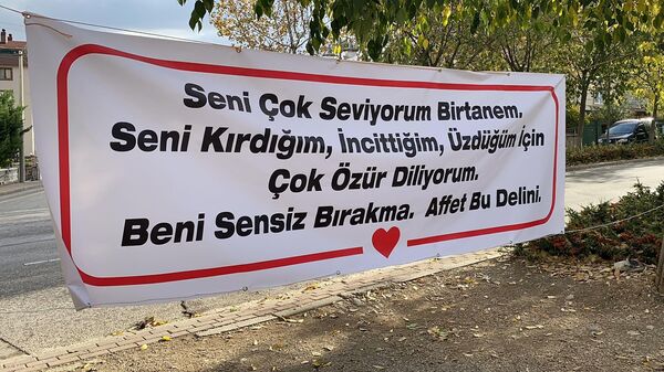 Bursa'da bir kişi, eşinden özür dilemek için çalıştığı marketin önüne çeşitli aşk yazılarının yazdığı pankart astı. - Sputnik Türkiye