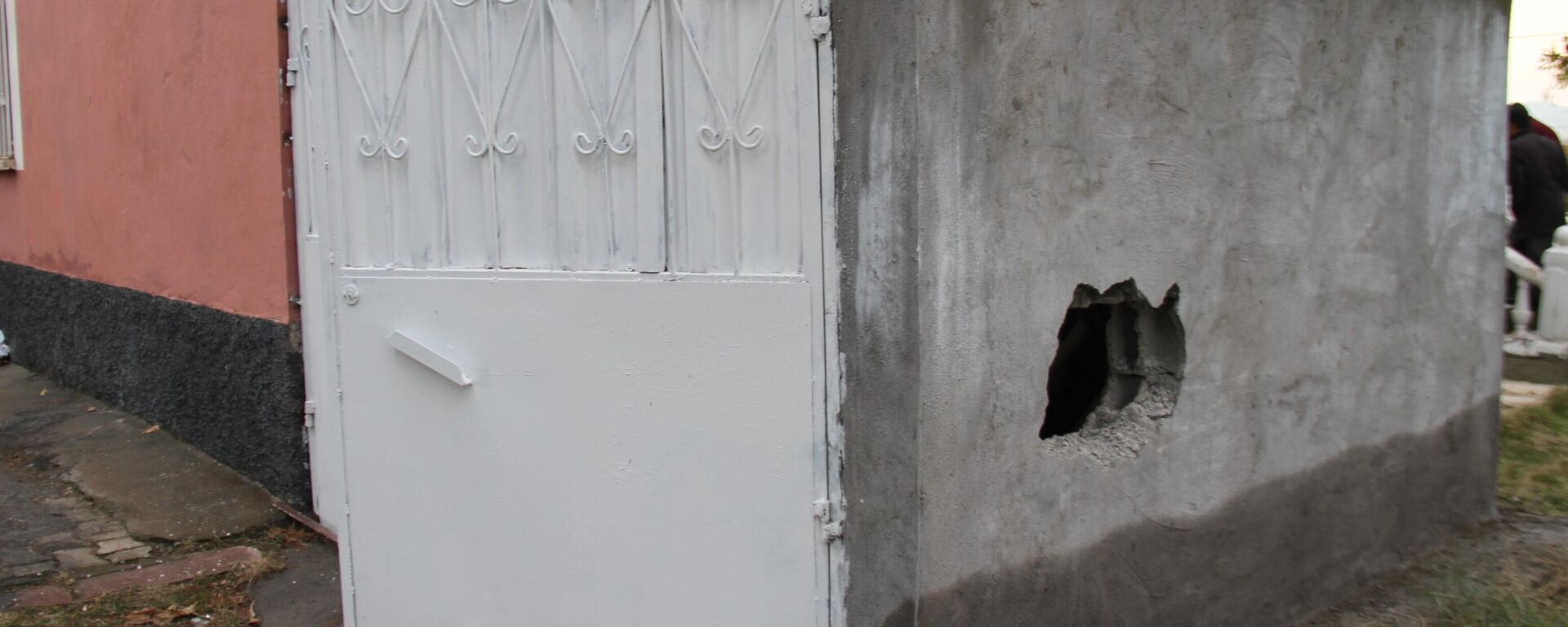 Elazığ'da yazlık olarak kullanılan köye kamyonla gelen hırsızlar, kapı, pencere ve duvarları kırarak girdikleri 15 evi talan etti.  - Sputnik Türkiye, 1920, 20.11.2022