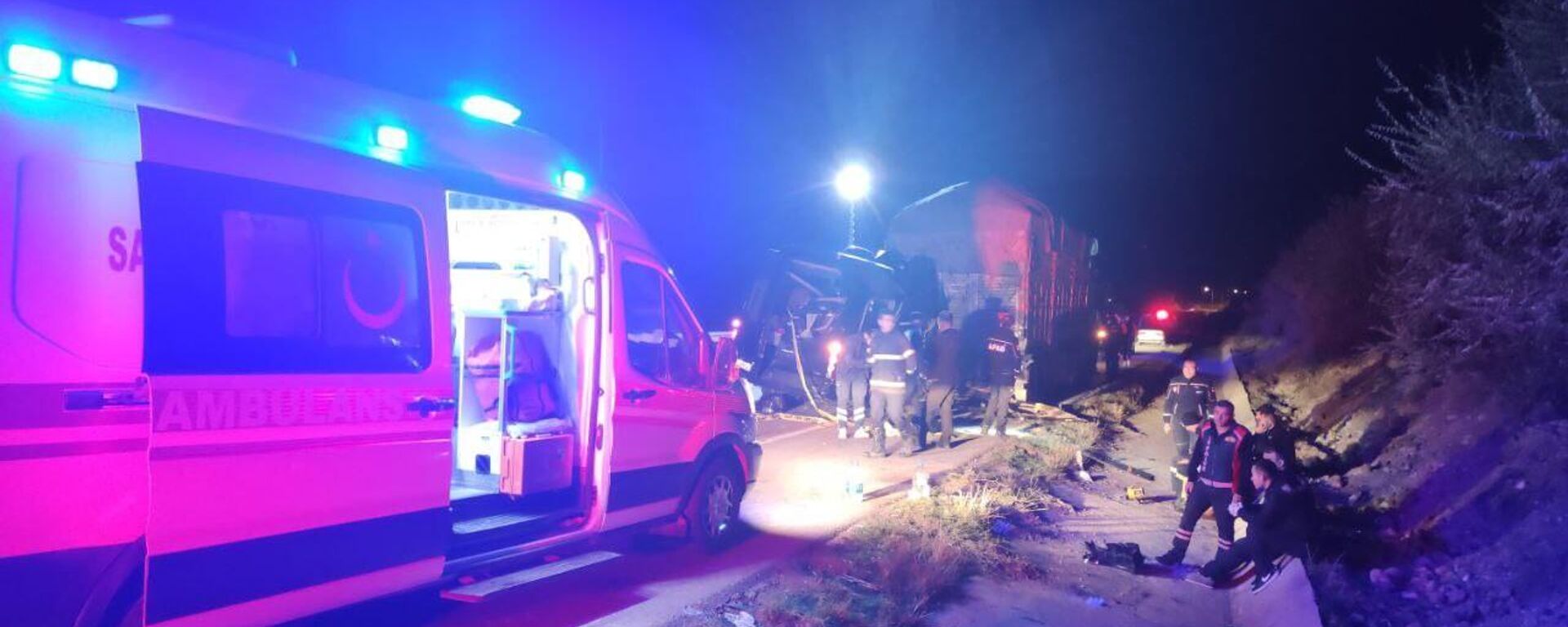 Amasya’da tiyatrocuları taşıyan minibüsle kamyonun çarpıştığı kazada 3 kişi yaşamını yitirdi, 8 kişi yaralandı. - Sputnik Türkiye, 1920, 21.11.2022