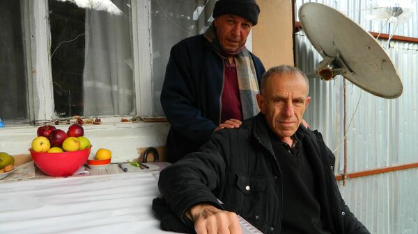 Kafasına vurulan elmanın rengini bilen emekli öğretmen Adnan Bozyiğit - Sputnik Türkiye