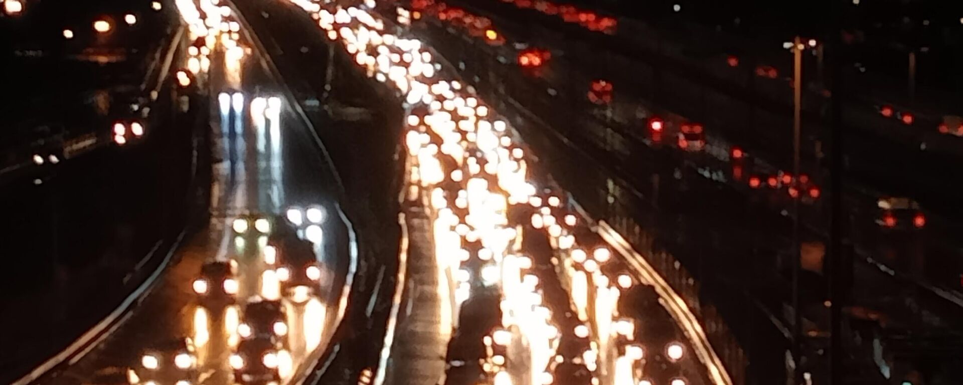 İstanbul'da gece saatlerinden itibaren başlayan yağış yer yer etkili olmaya devam ederken birçok noktada trafik yoğunluğu yaşanıyor. - Sputnik Türkiye, 1920, 20.01.2023