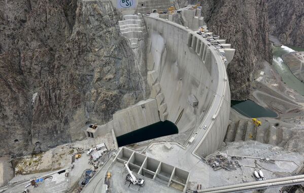 Yusufeli Barajı'nın gövdesinde, Artvin'den Edirne'ye kadar 13 metrelik platform genişliğinde yol yapılabilecek 4 milyon metreküp beton kullanıldı. - Sputnik Türkiye