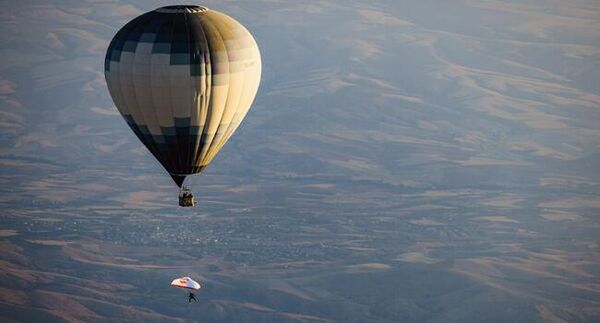 Kapadokya'da ilk: 2 bin 600 metre yükseklikten atladı - Sputnik Türkiye