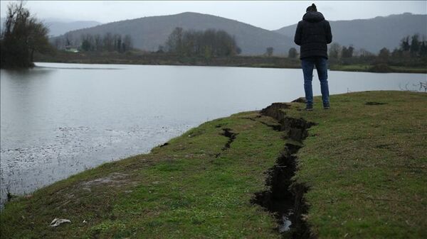 Düzce'de deprem nedeniyle meydana gelen toprak kırılmaları  - Sputnik Türkiye