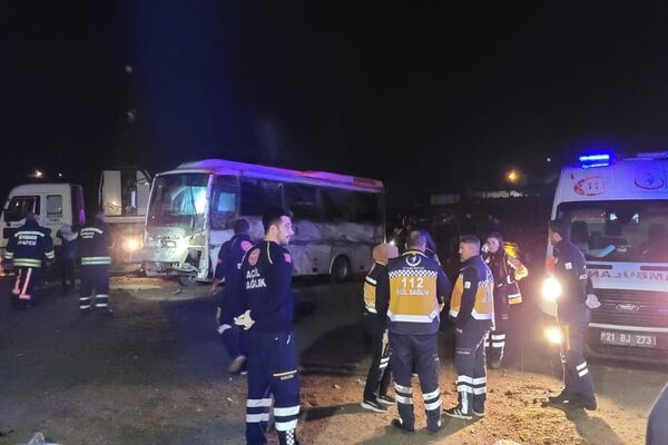 Diyarbakır'da güvenlik güçlerini taşıyan otobüs devrildi - Sputnik Türkiye