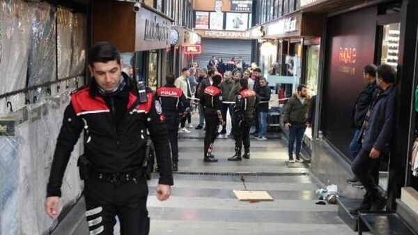 Bursa'da çay ocağı sahibi İsmail Güder (51), çayı geç getirdiği için tartıştığı müşterisinin gönderdiği, 'yeğenim' dediği kişi tarafından tabancayla vurularak yaralandı. - Sputnik Türkiye