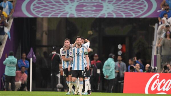 Katar'ın ev sahipliğini yaptığı 2022 FIFA Dünya Kupası’nda, C Grubu'nda yer alan Arjantin ve Meksika takımları Lusail Stadyumu'nda karşılaştı. Karşılaşmada, Arjantinli futbolcular gol sevinci yaşadı.
 - Sputnik Türkiye