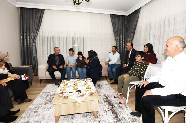 Cumhurbaşkanı Erdoğan, görme engelli hafız Ravzanur Koçaker ve ailesini evinde ziyaret ederek çaylarını içti. - Sputnik Türkiye