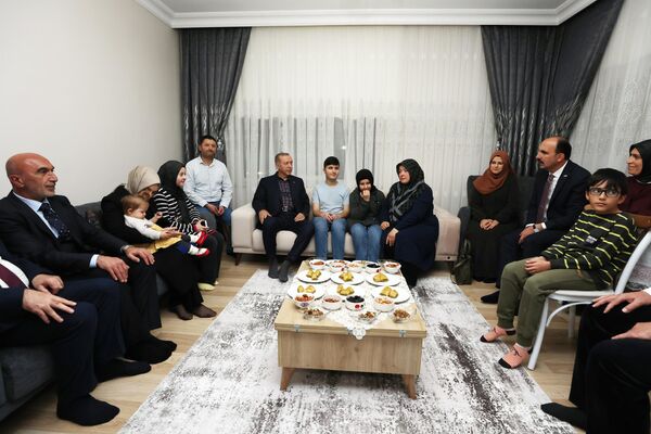 Cumhurbaşkanı Erdoğan, görme engelli hafız Ravzanur Koçaker ve ailesini evinde ziyaret ederek çaylarını içti. - Sputnik Türkiye