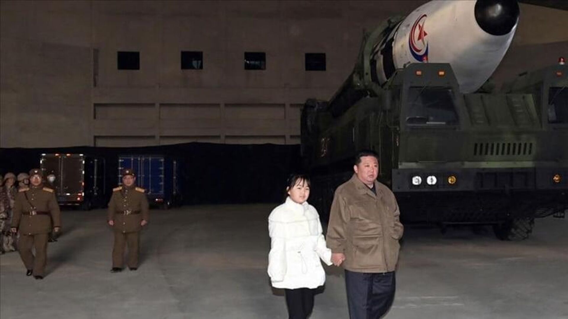Kim Jong-un ile adı Ju Ae olarak tahmin edilen kızı el ele Kuzey Kore'nin en güçlü kıtalararası balistik füzesi Hwasong-17 denemesinde - Sputnik Türkiye, 1920, 23.12.2022