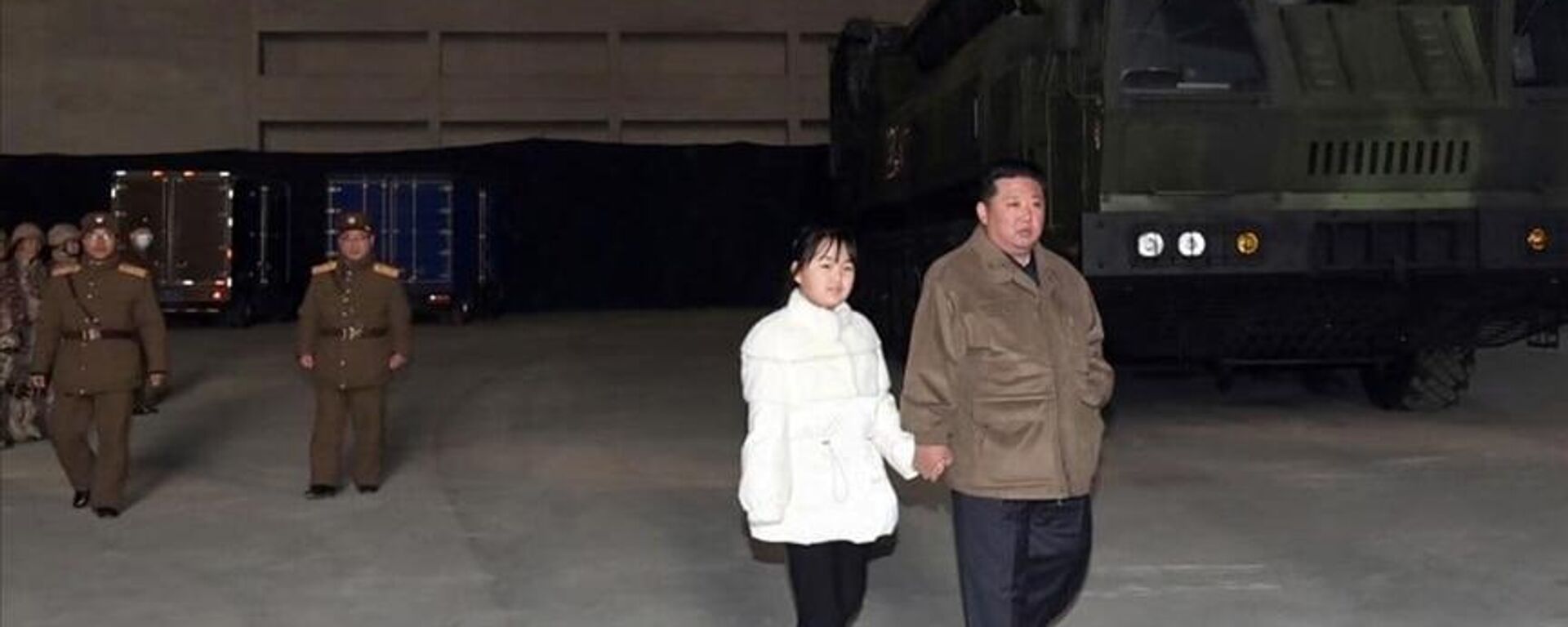 Kim Jong-un ile adı Ju Ae olarak tahmin edilen kızı el ele Kuzey Kore'nin en güçlü kıtalararası balistik füzesi Hwasong-17 denemesinde - Sputnik Türkiye, 1920, 27.11.2022