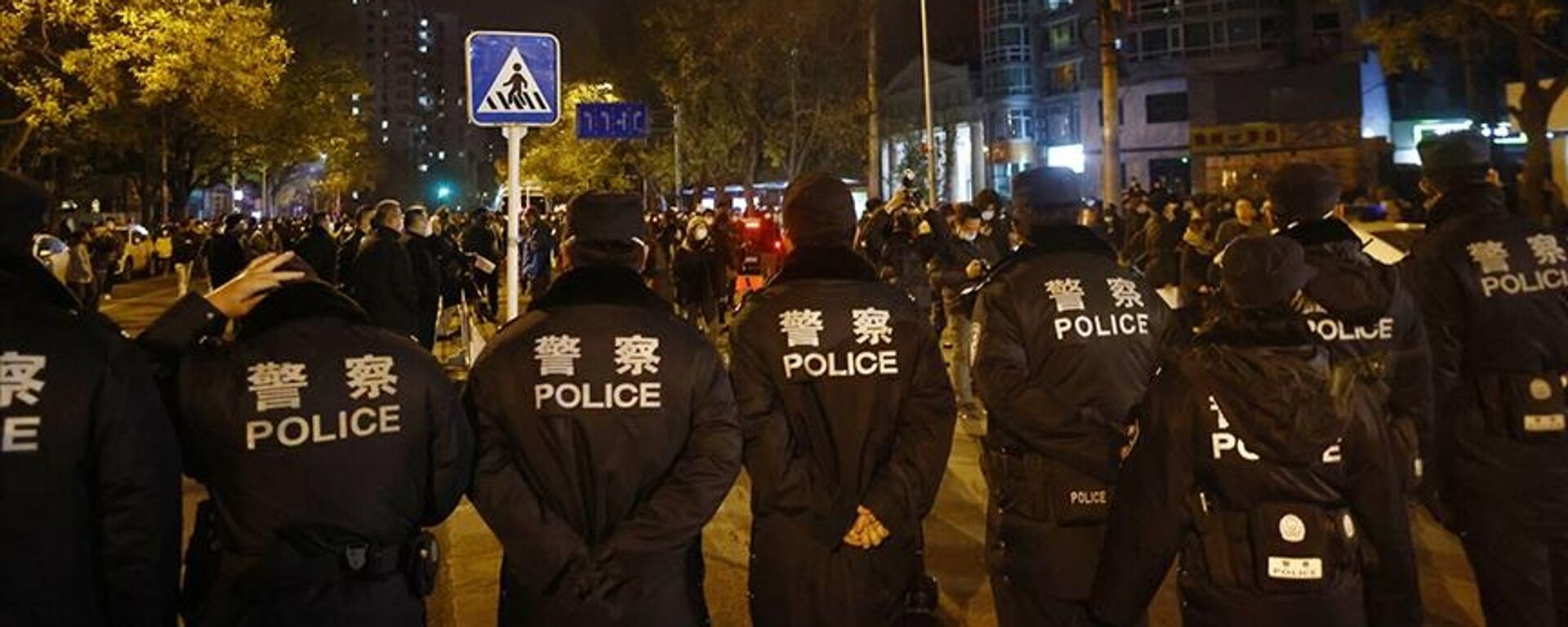Çin'in başkenti Pekin'de sıfır Kovid politikasını protesto eden bir grubun etrafını çeviren polisler - Sputnik Türkiye, 1920, 28.11.2022