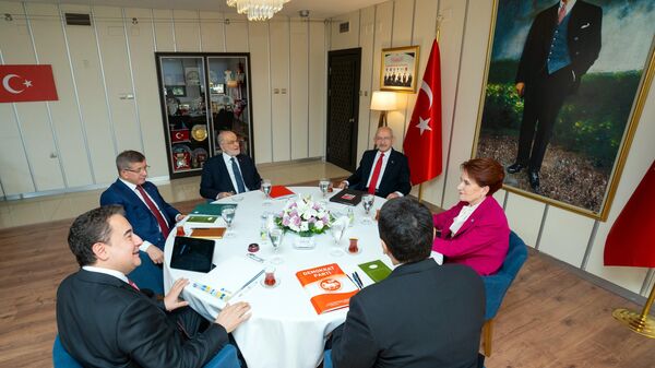 CHP, İYİ Parti, DEVA Partisi, Saadet Partisi ve Gelecek Partisi ve Demokrat Parti'den oluşan Altılı Masa, dokuzuncu kez Gültekin Uysal'ın ev sahipliğinde toplandı. - Sputnik Türkiye