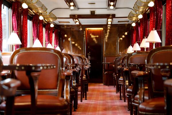 Orient Express'in 1883’te Paris'ten başlayan ilk seferinde Fransız, Alman, Avusturyalı ve Osmanlı asıllı diplomatlar, memurlar ve ekabirler yolculuk etti. Ayrıca yolcular arasında II. Abdülhamid ile röportaj yapmak için İstanbul’a gelen The Times Gazetesi’nin muhabiri Edmond About da bulunuyordu. About, yolculukla ilgili hatıralarını 1884’te “De Ponteise à Stamboul” adlı kitabında yayınladı. O dönemlerde zamanı ve parası olanlar, kendileri için yeteri kadar lüks ulaşım araçları olmadığı için başka ülkelere yolculuk edememenin sıkıntısını yaşıyordu. Kendilerine ait atlı arabalarla yolculuk bir hayli uzun ve sarsıntılı olurdu. Gemilerle yolculuk etmek de bir hayli uzundu. Ayrıca gemiler, doğal olarak sadece limanı olan şehirlere gidebilirdi. Bunların sonucunda Orient Express, döneminin en lüks ve en hızlı ulaşım aracı olarak büyük rağbet gördü. - Sputnik Türkiye