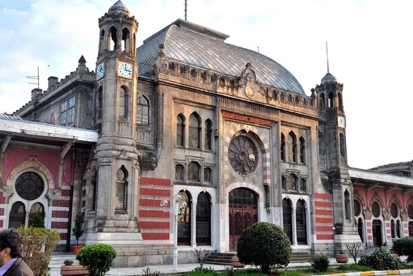 Ne var ki Orient Express yolcularının alışkın oldukları yüksek standartları sunabilecek bir otel yoktu. Bu boşluğu, inşaatına 1892’de başlanan, 1895’te ise açılış balosu düzenlenen Pera Palace Hotel doldurdu. Otel, Haliç’in muhteşem manzarasına hâkim, kültürel faaliyetleri ve sosyal aktiviteleri nedeniyle ‘küçük Avrupa’ olarak tanımlanan Beyoğlu’nun Tepebaşı’na inşa edildi. Dünyanın o güne kadar gördüğü en büyük savaş olarak tarihe geçen 1. Dünya Savaşı sırasında Orient Express'in seferlerine devam etmesi söz konusu olamadı. Savaşın bitimine kadar Fransa’daki Compiegne Ormanı’na çekilerek seferden kaldırılan Orient Express, ilk tarihi olayına tanıklık etti. I. Dünya Savaşı’nı sona erdiren antlaşmalardan biri, Orient Express’in 2419 numaralı vagonunda imzalandı. Fransızların Almanlara karşı galibiyetin sembolü olarak görülen vagon daha sonra zafer abidesi olarak bir müzede sergilendi.  - Sputnik Türkiye