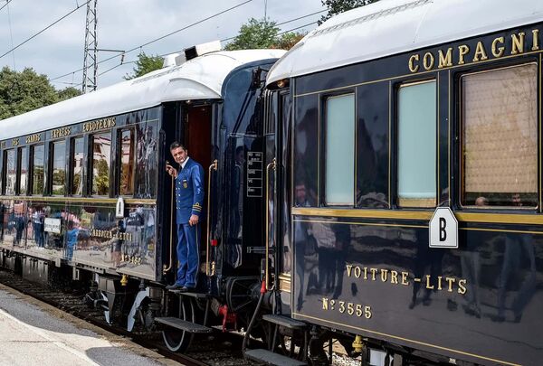 Orient Express, Türkiye için sadece bir yolcu treni değildi. Tren, çeşitli ticaret eşyalarını karşılıklı olarak İstanbul - Paris arasında taşıyordu. 1925 Şapka Devrimi'nden sonra on binlerce şapka ve kasket İstanbul'a Orient Express ile getirildi. Agatha Christie, bir seferi sırasında İstanbul'a 70 km mesafedeyken Orient Express'inde işlenen cinayetten esinlenerek 1933'te Pera Palas Hotel'de Doğu Ekspresi'nde Cinayeti yazdı. Christie'nin 1934'te yayımladığı roman, Orient Express'in şöhretini daha da artırdı. Roman, birçok kez sinema fimlerine ve TV dizilerine uyarlandı. Alfred Hitchcock’un Graham Greene’in ünlü romanı ‘Stamboul Train’ adlı romanından sinemaya uyarladığı ve ünlü yönetmenin komedi vurgusu taşıyan nadir filmlerinden biri olma özelliğine sahip ‘Kaybolan Kadın’, Orient Express'in şöhretini artıran bir diğer yapım oldu. Kaybolan bir kadının hikâyesi üzerine kurulu film, İngiltere’de hatırı sayılır bir gişe elde ederken Hollywood'un dikkatini de çekmeyi başardı. - Sputnik Türkiye