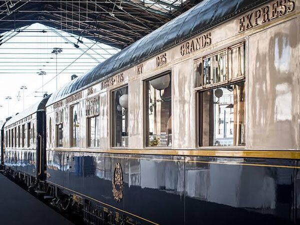 Orient Express'in seferleri, 1939’da ikinci kez kesintiye uğradı. Almanya’nın 1 Eylül 1939’da Polonya’yı işgal etmesiyle başlayan 2. Dünya Savaşı sırasında Almanya, 14 Haziran 1940'ta Fransa’ya girdiğinde Adolf Hitler,  2419 numaralı vagonu buldurdu. Naziler, 22 yıl öncesinin rövanşını almak için Fransızlara Fransa’nın teslim antlaşmasını Orient Express'in 2419 numaralı vagonunda imzalattı. Vagon, daha sonra da Almanya’ya götürülerek orada Fransızlara nazire yapılarak sergilenmeye başlandı. 1945’in bahar aylarında Naziler, savaştan yenik ayrılacağını anlayınca Almanya’nın teslim antlaşmasının Orient Express'in 2419 numaralı vagonunda imzalatılmak isteneceğinden endişe etti. Bunun üzerine bir SS birliği vagonu imha etti.  - Sputnik Türkiye