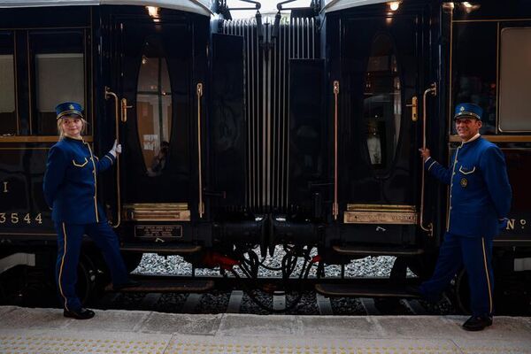 Orient Express küresel bir şöhrete sahip olmasının üçüncü sebebi ise, I. Dünya Savaşı’nı sona erdiren antlaşmalardan birinin 11 Kasım 1918’de Orient Express'in 2419 numaralı vagonunda imzalanmış olması. Türkler açısından Orient Express'in önemi, İstanbul’un o dönemlerdeki turizmine olan katkılarıydı. Orient Express, Sirkeci Garı’na girdiğinde otellerin sahipleri ve esnaf, deyim yerindeyse bayram ediyordu. Yolcular, İstanbul’un çeşitli otellerinde kalıp Kapalı Çarşı ve Mısır Çarşısı’ndan alış veriş yapıyordu. - Sputnik Türkiye