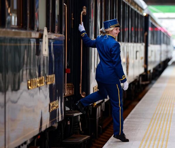 Orient Express'in ilk yolculuğunun 100’üncü yılı olan 1983’teki özel seferine çeşitli ülkelerden 100 ünlü kişi katıldı. Orient Express hakkındaki bir diğer dünyaca ünlü yapım, '80 Günde Devri Alem'. Bir iddia üzerine dünyayı 80 günde turlayacağı üzerine iddiaya giren Mr. Fogg’un İstanbul’da trene bindiği film, çeşitli yıllarda birçok kez sinema ve TV dizisine uyarlandı. Aslına bakılırsa 1919 yapımı ’80 Günde Devri Alem’, Orient Express’in beyazperdeye yansıdığı ilk film. Ne var ki senaryonun temelinin Orient Express'e dayanmaması nedeniyle ünlü tren hakkındaki ilk filmin ‘Kaybolan Kadın’ olduğu kabul edilir. - Sputnik Türkiye