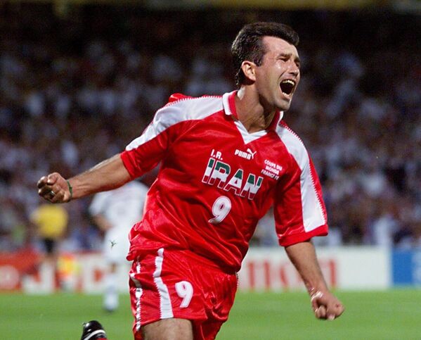 Basında çıkan haberlerde 1998 Dünya Kupası'ndaki İran-ABD karşılaşması, 'Dünya Kupası tarihindeki en politize edilmiş maç' ve 'bütün karşılaşmaların anası' olarak nitelendirildi.   Fotoğrafta: Amerikalıların kalesine ilk gole imza atan İranlı orta saha oyuncusu Hamid Estili. - Sputnik Türkiye